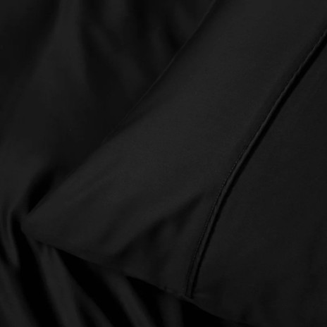 Set lenjerie de pat Silky Satin negru din lyocell și bumbac pe pat matrimonial