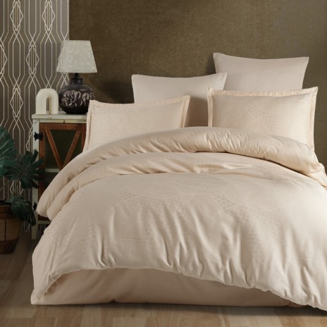 Lenjerie de pat de lux din jacquard satin, Clasy Home, model Mandarin, în nuanțe de bej cu design geometric elegant și texturat.