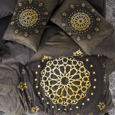 Lenjerie de pat Palace Satin cu mandala, Togay Antracit, din bumbac satinat 100%, in nuante de antracit si auriu, cu detalii simetrice inspirate din arta orientala.