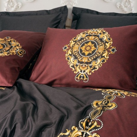Lenjerie de pat Palace Satin cu imprimeu digital baroc, Ebren Antracit, din bumbac satinat 100%, in nuante de antracit, burgundy si auriu.