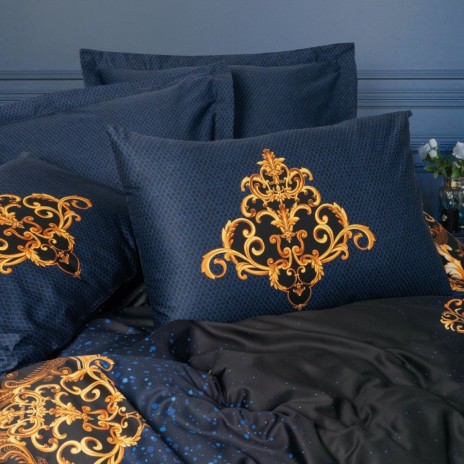 Lenjerie de pat Palace Satin cu imprimeu digital baroc, Tutsu Albastru, din bumbac satinat 100%, in nuante de albastru regal, negru si auriu.