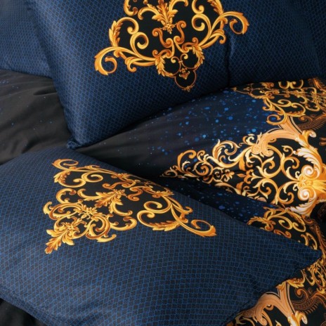 Lenjerie de pat Palace Satin cu imprimeu digital baroc, Tutsu Albastru, din bumbac satinat 100%, in nuante de albastru regal, negru si auriu.