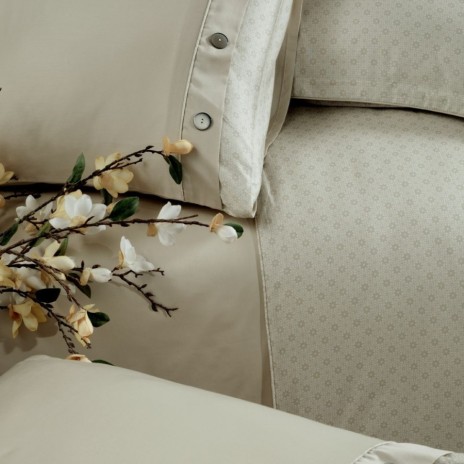 Lenjerie de pat Myron Wind din bumbac egiptean Silk Satin 400 TC, bej auriu, cu detalii cu nasturi metalizați.