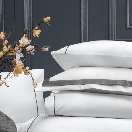 Lenjerie de pat Perry Steel Grey din bumbac egiptean Silk Satin 400 TC, alb cu gri, cu broderie fină și finisaje elegante.