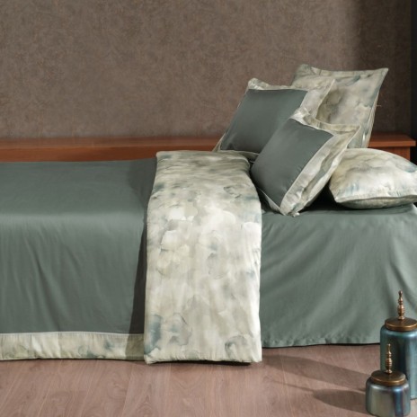 Lenjerie de pat Rivano Moonmist din bumbac egiptean Silk Satin 400 TC, verde fumuriu cu bordură pastelată, eleganță și confort premium.
