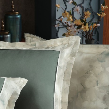 Lenjerie de pat Rivano Moonmist din bumbac egiptean Silk Satin 400 TC, verde fumuriu cu bordură pastelată, eleganță și confort premium.