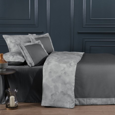 Lenjerie de pat Rivano Steel Grey din bumbac egiptean Silk Satin 400 TC, gri oțel cu bordură decorativă, confort și eleganță premium.