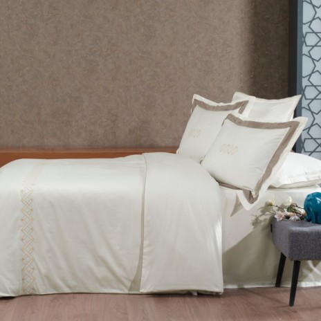 Lenjerie de pat Merisa Rock din bumbac egiptean Silk Satin 400 TC, ivoire-bej taupe, cu broderie geometrică aurie.