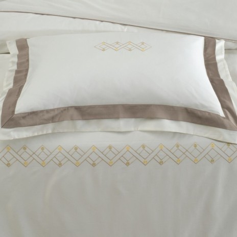 Lenjerie de pat Merisa Rock din bumbac egiptean Silk Satin 400 TC, ivoire-bej taupe, cu broderie geometrică aurie.