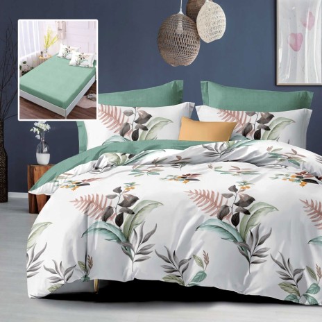 Lenjerie finet alba cu imprimeu frunze pastel si cearceaf verde salvie, asezata pe pat modern.