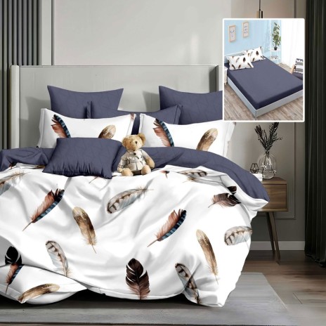 Lenjerie finet alba cu imprimeu pene boho si cearceaf albastru inchis, asezata pe pat modern