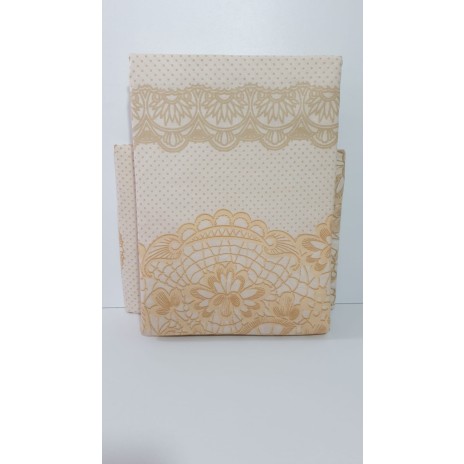 Lenjerie de pat dublu bumbac 100%, model elegant cu dantelă în nuanțe de somon și crem pe fundal crem.