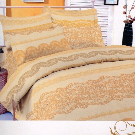 Lenjerie de pat dublu bumbac 100%, model elegant cu dantelă în nuanțe de somon și crem pe fundal crem.