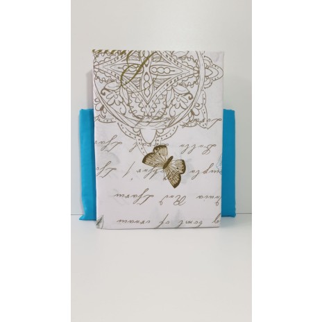 Lenjerie de pat dublu bumbac 100%, model floral elegant cu flori albastre și crem pe fundal alb, decorată cu texte romantice.