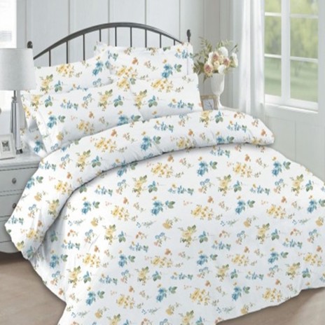 Lenjerie de pat din bumbac 100%, 4 piese, model floral delicat în nuanțe de albastru și galben pe fundal alb.
