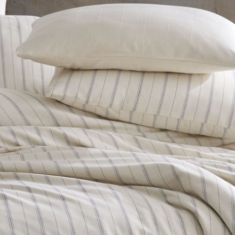 Lenjerie de pat dublu bumbac 100% Nazenin Home, Slub Ranforce Natur, cu dungi subțiri de culoare denim pe fundal crem.