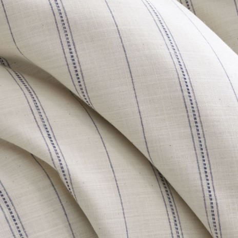Lenjerie de pat dublu bumbac 100% Nazenin Home, Slub Ranforce Natur, cu dungi subțiri de culoare denim pe fundal crem.