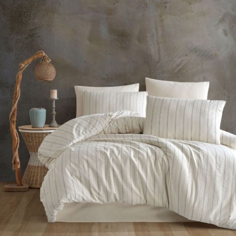 Lenjerie de pat dublu bumbac 100% Nazenin Home, Slub Ranforce Natur, cu dungi subțiri verzi pe fundal crem.