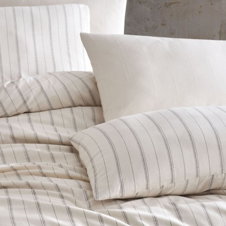 Lenjerie de pat dublu bumbac 100% Nazenin Home, Slub Ranforce Natur, cu dungi subțiri de culoare antracit pe fundal crem.