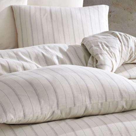 Lenjerie de pat dublu bumbac 100% Nazenin Home, Slub Ranforce Natur, cu dungi subțiri de culoare gri pe fundal crem.