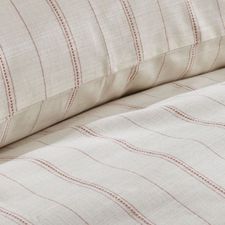 Lenjerie de pat Nazenin Home Slub Ranforce Natur Red, 100% bumbac natural, design subtil cu dungi roșiatice pe fond crem, textură ranforce distinctă pentru confort de lux și relaxare naturală.