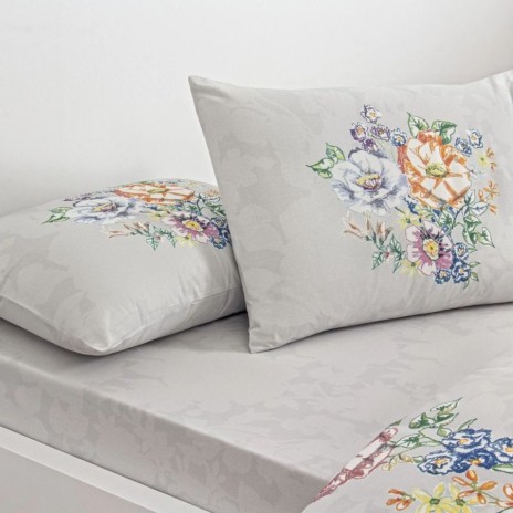 Lenjerie pat dublu din bumbac 100% ranforce Taç Fiora Gri, cu imprimeu floral pastelat pe fundal gri deschis