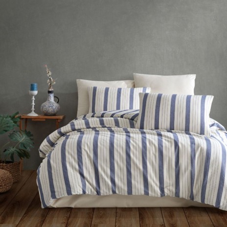Lenjerie de pat dublu bumbac 100% ranforce Natural Denim cu design dungat în nuanțe de albastru și alb.