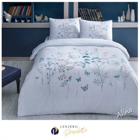 Lenjerie de pat dublu bumbac 100% Ranforce, design floral delicat cu fluturi și motive vegetale în nuanțe de albastru și bej pe fundal alb.