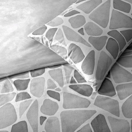 Lenjerie de pat din bumbac 100% ranforce model Alvy cu design abstract de pietre în nuanțe de gri deschis și închis.