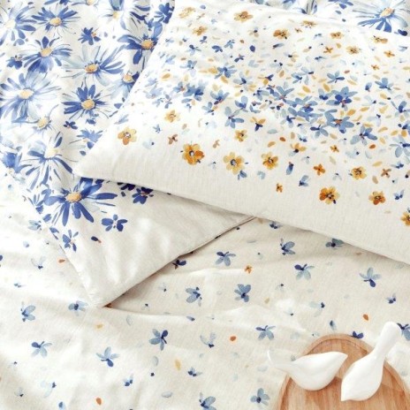 Lenjerie de pat Tac din bumbac 100% ranforce, design floral în alb, albastru și galben, cu margarete delicate