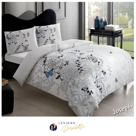 Lenjerie de pat dublu bumbac 100% Ranforce, design floral elegant cu fluturi albastri și motive gri și negre pe fundal alb.