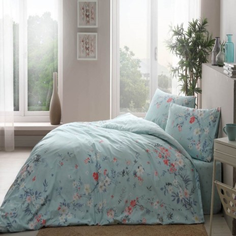 Lenjerie de pat dublu din bumbac ranforce cu model floral delicat în nuanțe de albastru, roz și alb pe fundal verde mint