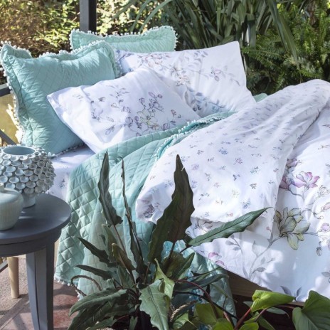 Lenjerie de pat dublu din bumbac 100% ranforce, model TAC Juliane, cu motive florale delicate în nuanțe de alb și pastel.