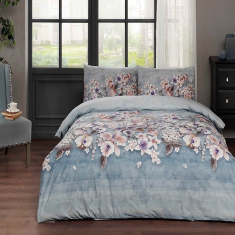 Lenjerie de pat dublu din bumbac ranforce cu model floral în nuanțe de albastru și mov, flori mari și frunze stilizate pe fundal albastru degrade