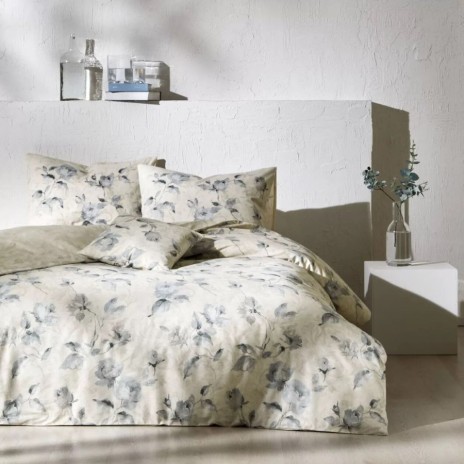 Lenjerie de pat dublu bumbac 100% reciclat TAC Reborn Naia cu design floral în nuanțe de gri și alb pe fundal bej