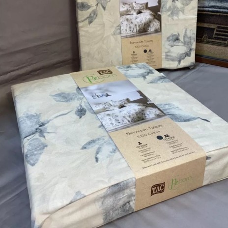 Lenjerie de pat dublu bumbac 100% reciclat TAC Reborn Naia cu design floral în nuanțe de gri și alb pe fundal bej