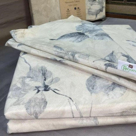 Lenjerie de pat dublu bumbac 100% reciclat TAC Reborn Naia cu design floral în nuanțe de gri și alb pe fundal bej