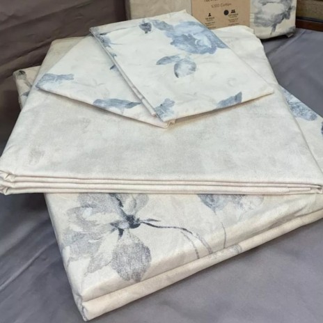 Lenjerie de pat dublu bumbac 100% reciclat TAC Reborn Naia cu design floral în nuanțe de gri și alb pe fundal bej
