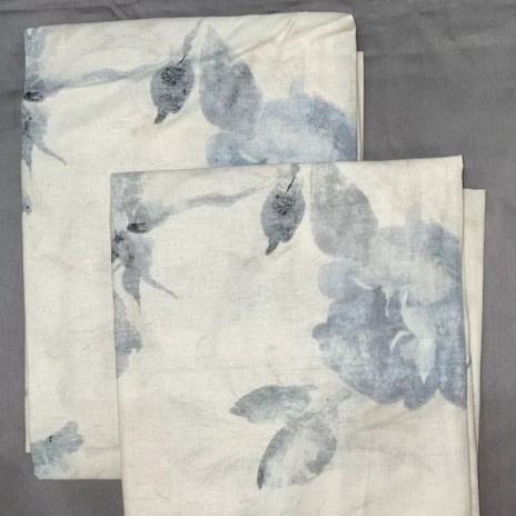 Lenjerie de pat dublu bumbac 100% reciclat TAC Reborn Naia cu design floral în nuanțe de gri și alb pe fundal bej