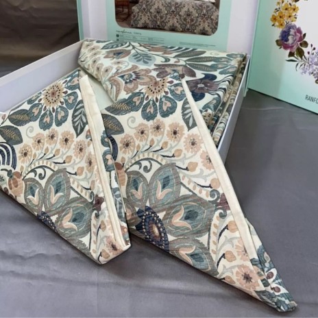 Lenjerie de pat din bumbac 100% ranforce model Valeria cu design floral detaliat în nuanțe de bej, verde și maro.