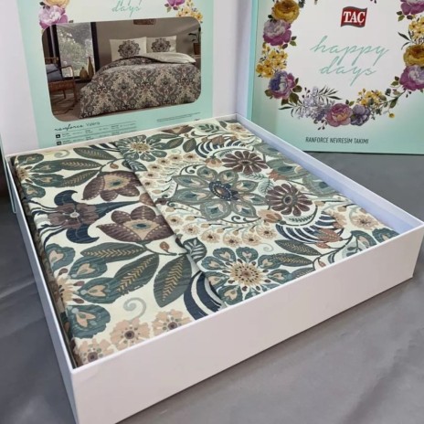 Lenjerie de pat din bumbac 100% ranforce model Valeria cu design floral detaliat în nuanțe de bej, verde și maro.