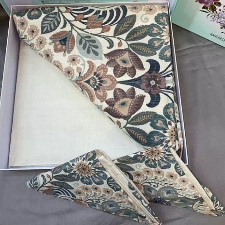 Lenjerie de pat din bumbac 100% ranforce model Valeria cu design floral detaliat în nuanțe de bej, verde și maro.