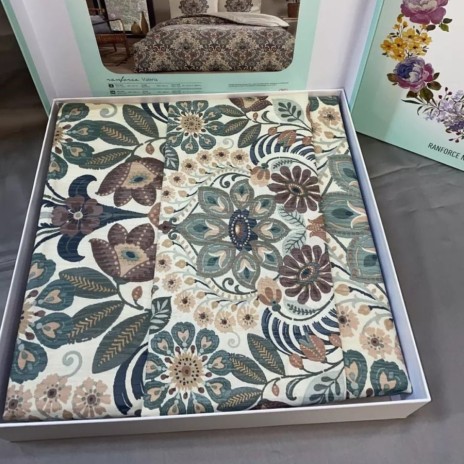 Lenjerie de pat din bumbac 100% ranforce model Valeria cu design floral detaliat în nuanțe de bej, verde și maro.