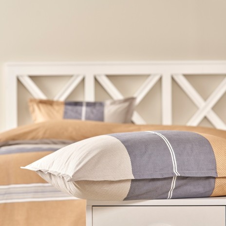 Lenjerie de pat Vera din bumbac 100% ranforce, brand Tac, cu design în dungi în tonuri de maro și gri, ideală pentru un decor modern și elegant.