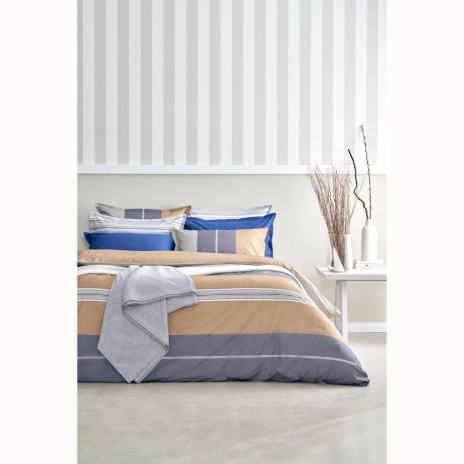 Lenjerie de pat Vera din bumbac 100% ranforce, brand Tac, cu design în dungi în tonuri de maro și gri, ideală pentru un decor modern și elegant.