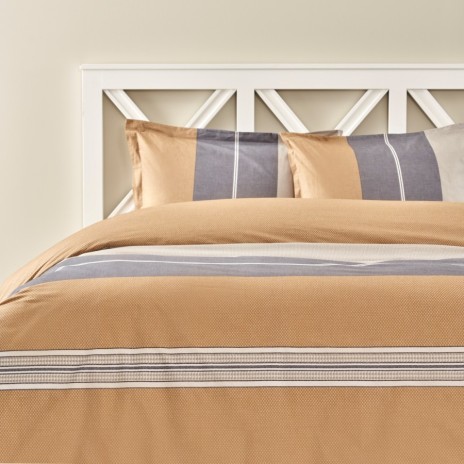 Lenjerie de pat Vera din bumbac 100% ranforce, brand Tac, cu design în dungi în tonuri de maro și gri, ideală pentru un decor modern și elegant.