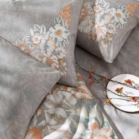 Lenjerie de pat dublu bumbac 100%, TAC Reborn, Lana, design floral portocaliu-verde pe fundal gri, 4 piese, dormitor elegant și sustenabil.