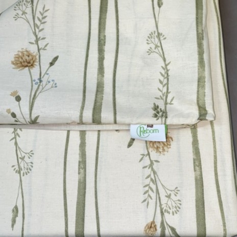 Lenjerie de pat din bumbac 100% ranforce model Reborn Levi cu design botanic în nuanțe de verde, bej și albastru.