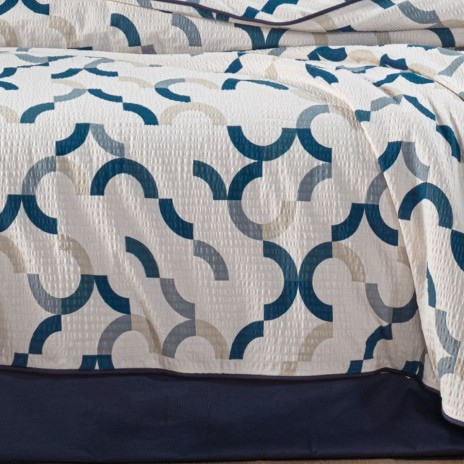 Lenjerie de pat dublu cu imprimeu geometric albastru, din bumbac 100% creponat, set de 4 piese.