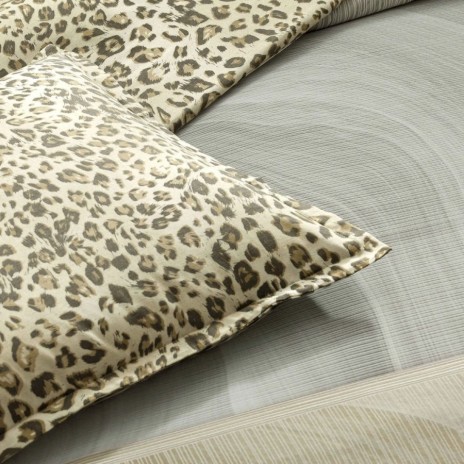 Lenjerie pat dublu TAC Orianze cu cearsaf elastic crem bej, animal print bej verde kaki pe o parte si model geometric natural pe verso